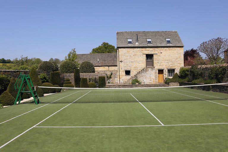 Photo of the tennis court at Temple Guiting Barn