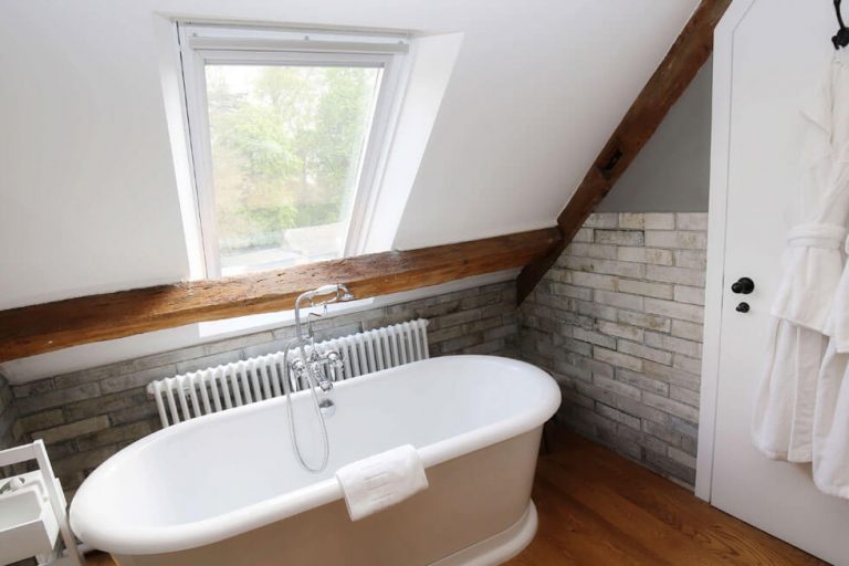 Photo of one of the bathrooms at Temple Guiting Estate